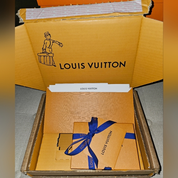 SOLD OUT!! RARE NWT Silver Palladium Louis Vuitton LV Louise Hoop GM Earrings - Picture 5 of 6